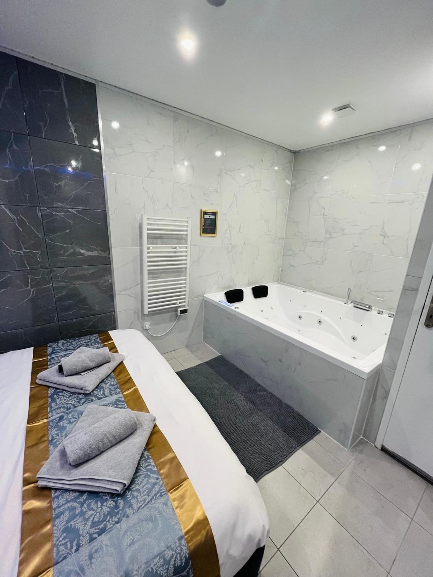 Room & Jacuzzi - Stade De France Saint-Denis  Exterior foto