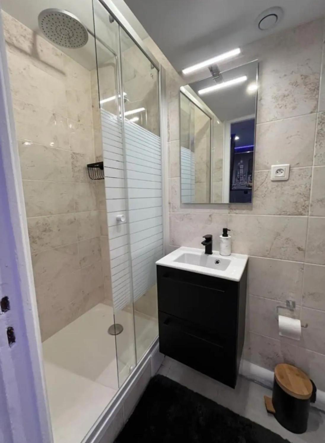 Room & Jacuzzi - Stade De France Saint-Denis  Exterior foto