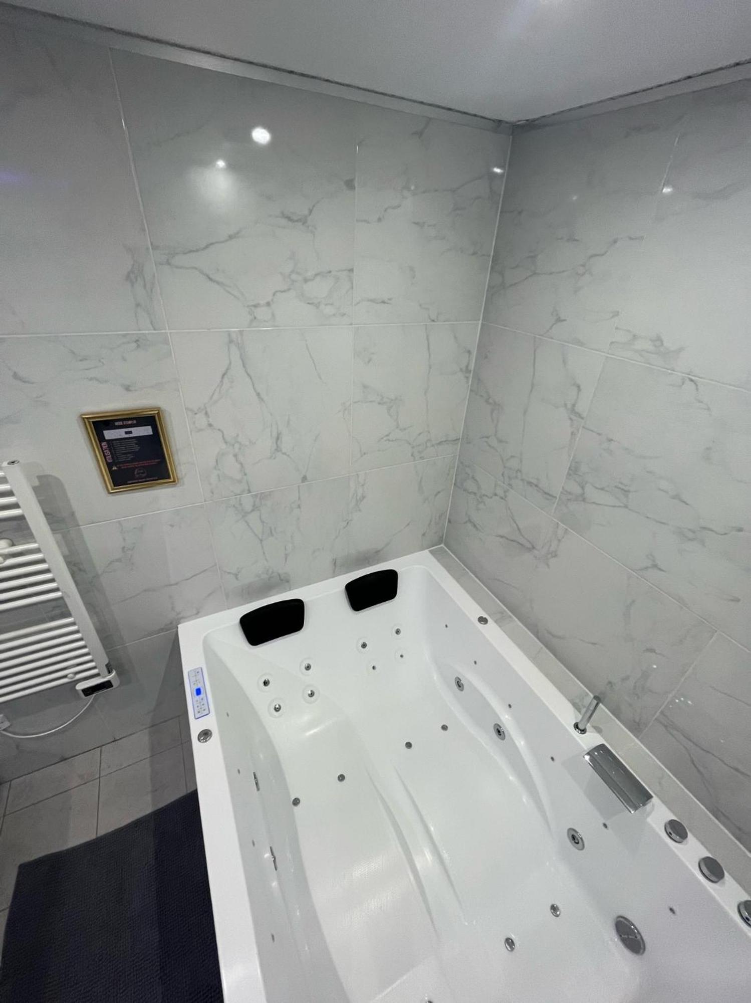 Room & Jacuzzi - Stade De France Saint-Denis  Exterior foto